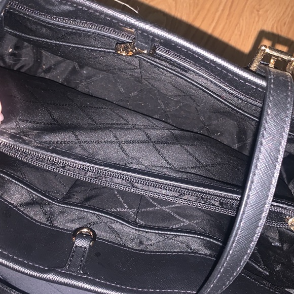 Large MK Travel Tote 🥰 - Picture 5 of 5